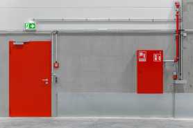 Drzwi przeciwpożarowe jako niezbędny element obiektów przemysłowych