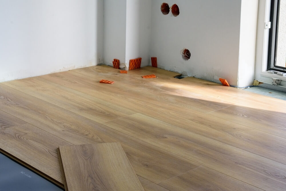  Rozchodzące się panele podłogowe - przyczyny, diagnoza i skuteczne sposoby naprawy podłogi