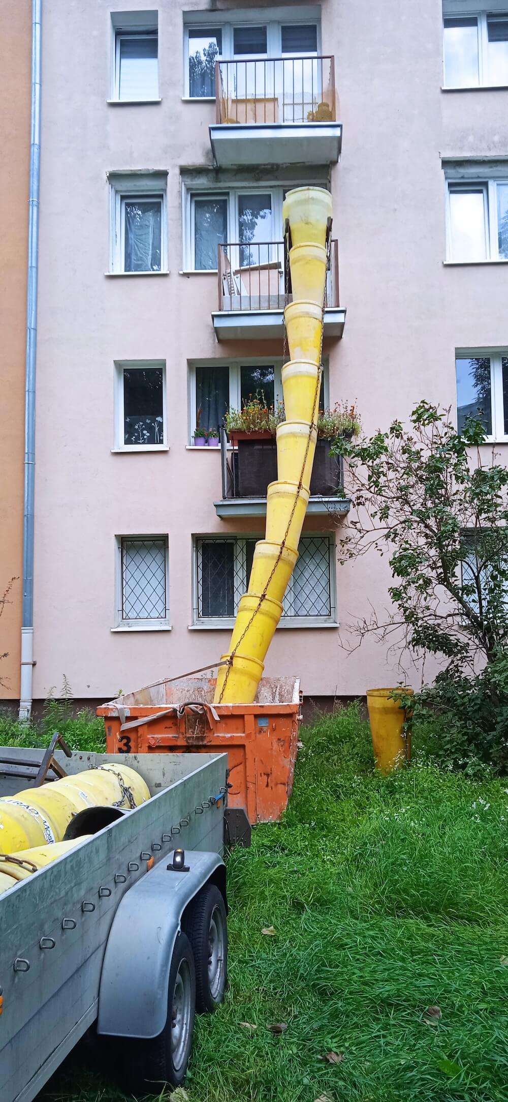 Zsypy budowlane a przepisy BHP - jak bezpiecznie usuwać gruz z budynku?