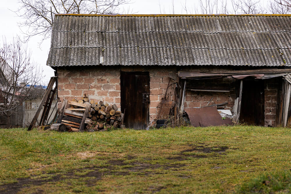 Budowa w miejscu poprzedniego budynku a odległość od granicy