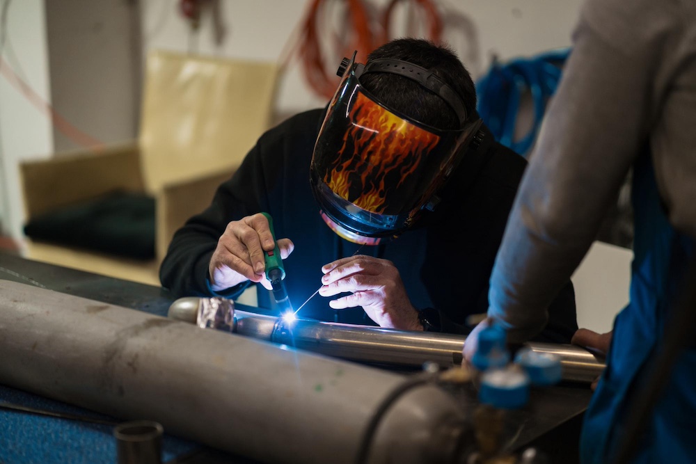 Praktyczne zastosowanie mini spawarek laserowych w różnych branżach