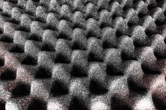 Pianka wygłuszająca na ściany, sufit i drzwi - kompleksowe podejście do wyciszenia