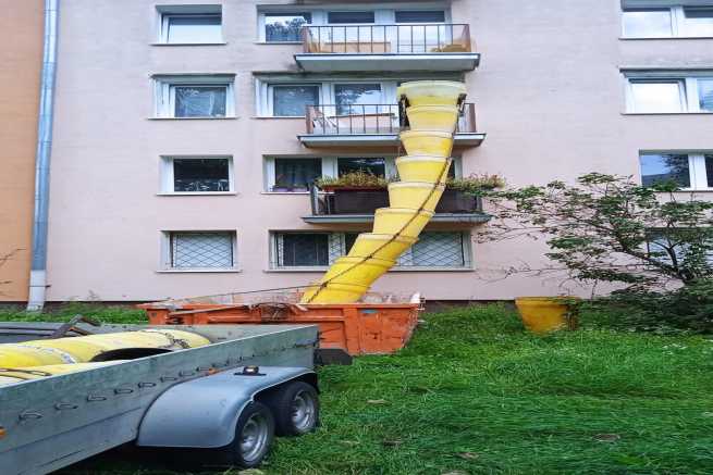 Zsypy budowlane a przepisy BHP - jak bezpiecznie usuwać gruz z budynku?