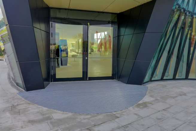 Kostka brukowa przed budynkiem to nie wszystko. Jak zaprojektować strefę wejściową, by błoto zostało na zewnątrz?