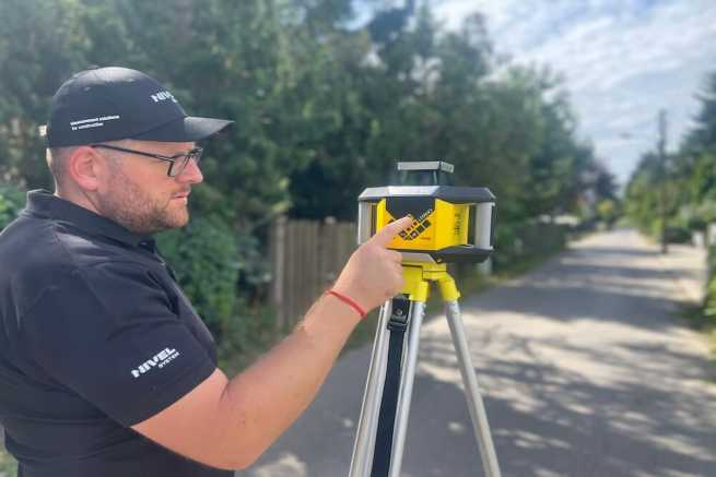 Niwelator laserowy rotacyjny - czym różni się od krzyżowego i kiedy jest niezastąpiony?