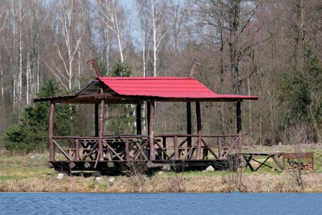 Postawienie wiaty na sąsiedniej działce, której właściciel zmarł
