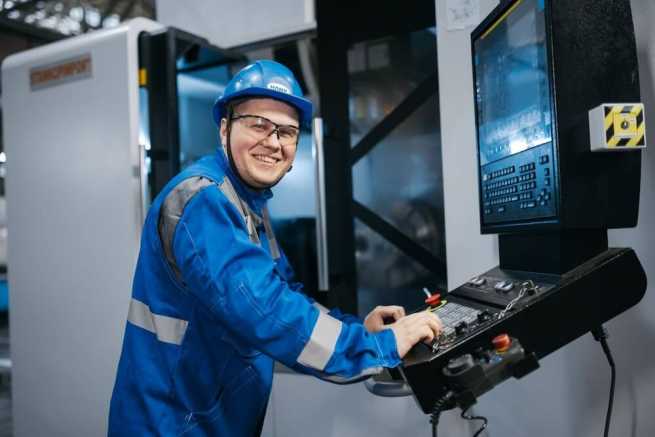 Czym jest oprogramowanie CNC i jak wpływa na pracę obrabiarek?