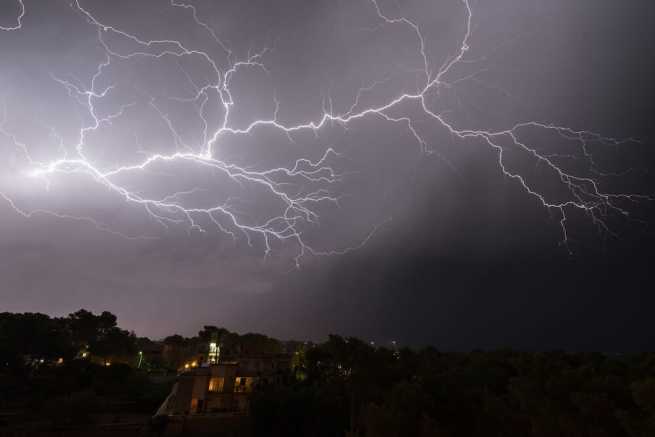 Czym są kotwy wbijane i jak chronią dom podczas burzy?