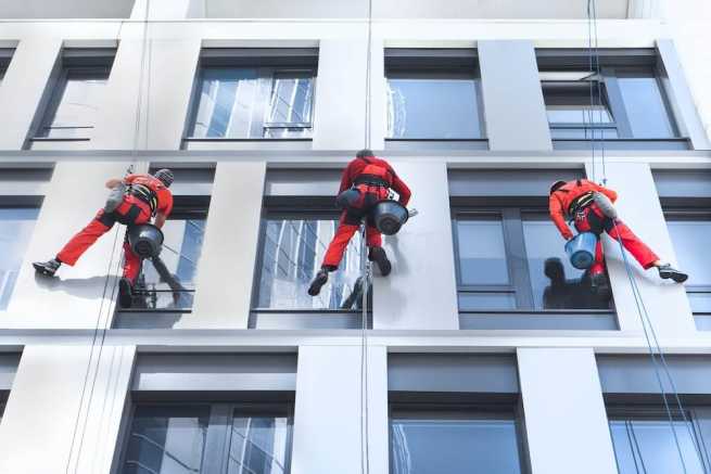 Elewacja jako strefa pracy – dlaczego dostęp linowy powinien być planowany wcześniej?