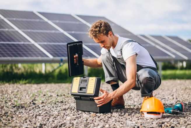 Serwis instalacji PV na dachu hali przed zimą: co sprawdzić?