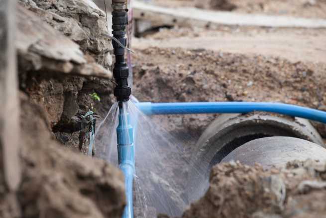 Duże koszty przyłączenia wody i kanalizacji do działki budowlanej