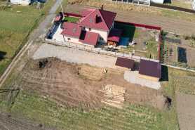 Fotowoltaika przy domu a odbiór budynku, kiedy wiata staje się problemem?