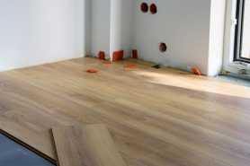  Rozchodzące się panele podłogowe - przyczyny, diagnoza i skuteczne sposoby naprawy podłogi