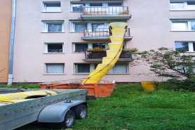 Zsypy budowlane a przepisy BHP - jak bezpiecznie usuwać gruz z budynku?